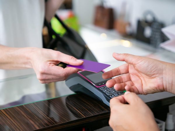 Cartão de Crédito para Menor de 18 Anos: Como Conseguir?