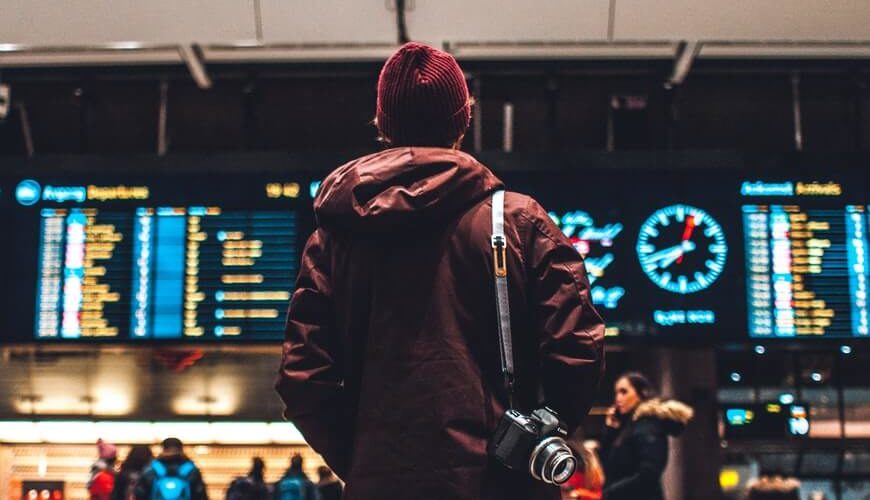Homem viajante no aeroporto